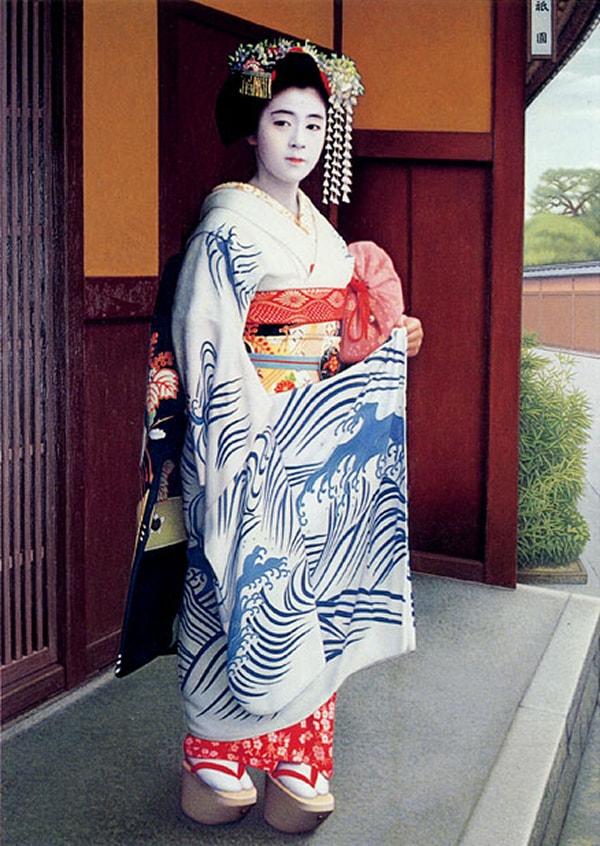 町家の玄関先に立つ舞妓を描いた作品