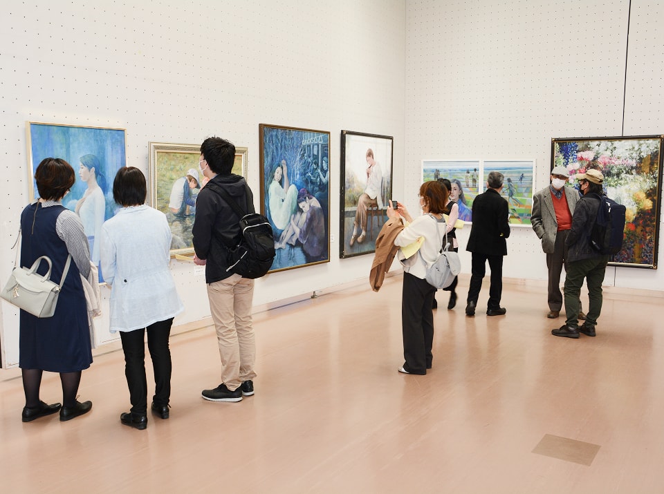 会場内で作品を見る人たち