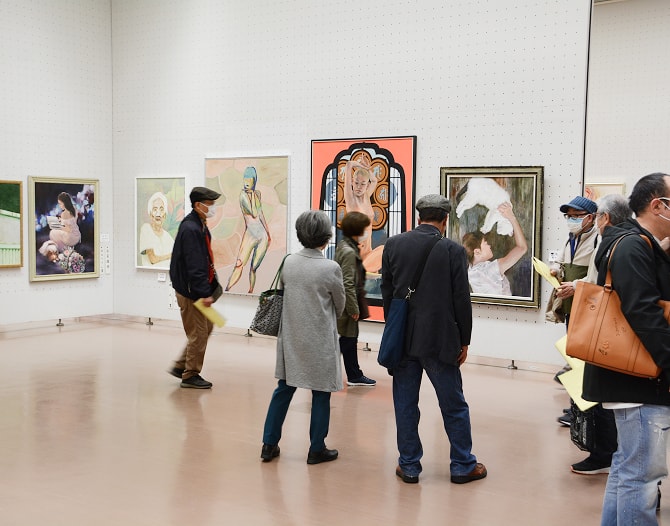 会場内で作品を見る人たち